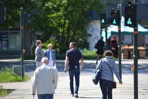 &quot;Piesi przechodzący przez ciąg przejść dla pieszych na jezdniach i torowisku. Przejście regulowane jest sygnalizatorami świetlnymi nadającymi aktualnie zielone sygnały.&quot;