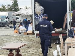 Policjant patrolujący plac targowy