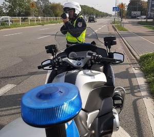 Policyjny motocyklista prowadzący pomiar prędkości na jednej z warszawskich ulic&quot;