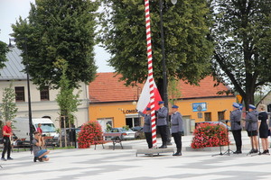 Podniesienie flagi państwowej prze Oddziały Prewencji Policji w Krakowie
