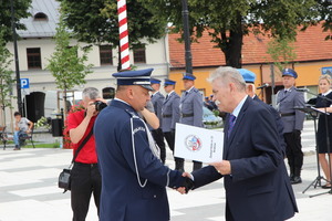Odznaki dla Komendanta Powiatowego Policji w Proszowicach nadane przez płk Zbigniewa Siudaka i Jana Fabiańskiego