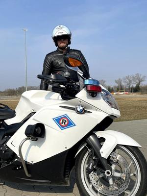&quot;Policjant ruchu drogowego stoi przy motocyklu policyjnym&quot;