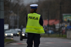 &quot;Policjantka ruchu drogowego nadzoruje ruch pojazdów na drodze&quot;