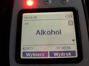 &quot;fragment elektronicznego urządzenia z widocznym komunikatem ALKOHOL na wyświetlaczu i zapaloną czerwoną lampką na obudowie&quot;&gt;