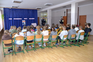 Akcja „ROADPOL Safety Days”. Funkcjonariusze przeprowadzają prelekcję.