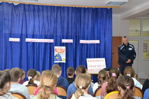 Akcja „ROADPOL Safety Days”. Funkcjonariusze przeprowadzają prelekcję.