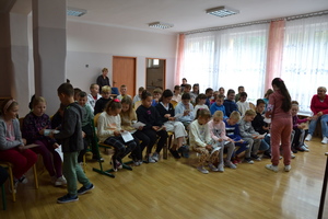 Akcja „ROADPOL Safety Days”. Funkcjonariusze przeprowadzają prelekcję.