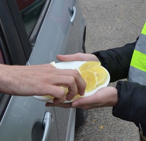 Akcja „ROADPOL Safety Days”. Nagrody dla kierujących cukierki i cytryna.