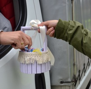 Akcja „ROADPOL Safety Days”. Nagrody dla kierujących cukierki i cytryna.