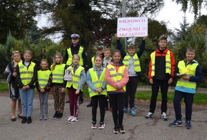 Akcja „ROADPOL Safety Days”. Wspólne zdjęcie funkcjonariuszy i uczniów.