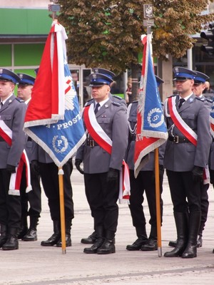 Poczet Sztandarowy z Komendy Powiatowej Policji w Proszowicach w kolumnie z innymi pocztami