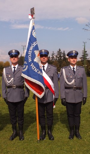 Poczet sztandarowy z  Komendy Wojewódzkiej Policji w Krakowie