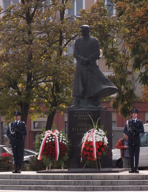 Pomnik Marszałka Józefa Piłsudskiego w Częstochowie. Przy pomniku asysta honorowa.