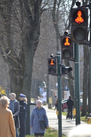 &quot;Perspektywa sygnalizatorów świetlnych dla pieszych nadające czerwone światło&quot;