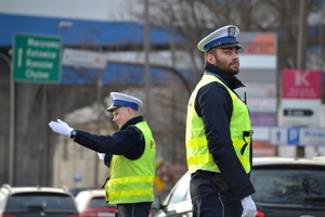 &quot;Policjanci ruchu drogowego ręcznie kierują ruchem na skrzyżowaniu&quot;