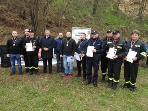 Zwycięzcy pierwszych trzech miejsc:
 od lewej OSP Teresin (II miejsce), Burmistrz GiM Proszowice wraz z zastępcą, funkcjonariusze KPP Proszowice (I miejsce) oraz OSP Górka Stogniowska (III miejsce)