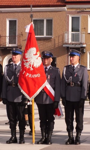 Sztandar Komendy Powiatowej Policji w Proszowicach oraz sztandary ze straży pożarnych oraz szkół