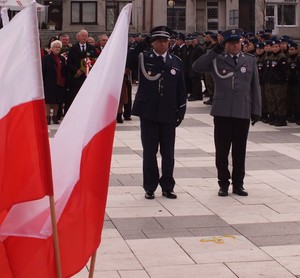 Złożenie kwiatów przez przedstawicieli Komendy Powiatowej Policji w Proszowicach i oddanie honoru: od lewej Komendant insp. Paweł Piętka oraz Naczelnik asp. szt. Damian Zapart