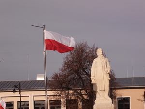 Wiejąca Flaga Polski i Pomnik Tadeusza Kościuszki