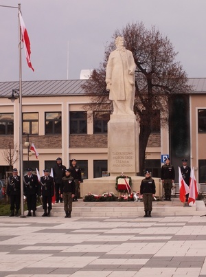 Wiejąca Flaga Polski i Pomnik Tadeusza Kościuszki