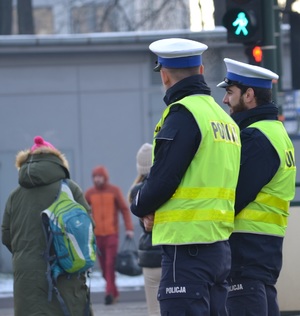 &quot;Policjanci ruchu drogowego nadzorują ruch pieszych w rejonie  przejścia z sygnalizacją świetlną&quot;