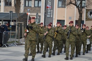 Przysięga żołnierzy z 11 Małopolskiej Brygady Wojsk Obrony Terytorialnej na proszowickim Rynku