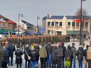 Przysięga żołnierzy z 11 Małopolskiej Brygady Wojsk Obrony Terytorialnej na proszowickim Rynku