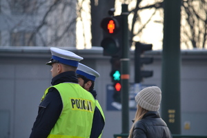 &quot;Dwóch policjantów ruchu drogowego nadzoruje ruch na drodze przy przejściu dla pieszych&quot;