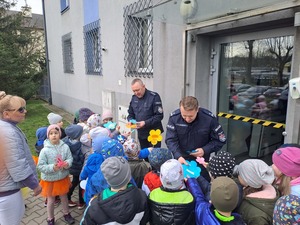 Przedszkolaki odwiedziły Komendę Powiatową Policji w Proszowicach i wręczyły kolorowe kwiatki