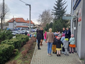 Przedszkolaki odwiedziły Komendę Powiatową Policji w Proszowicach i wręczyły kolorowe kwiatki