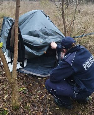 &quot;policjant sprawdza namiot rozbity w zaroślach&quot;