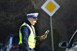 &quot;Policjant ruchu drogowego przeprowadza szybkie badanie trzeźwości urządzeniem elektronicznym&quot;