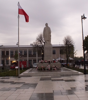 Pomnik Tadeusza Kościuszki obok maszt z Flagą Polski