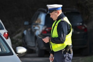 &quot;Policjant ruchu drogowego wykonujący przejeżdżającym kierującym szybkie ...&quot;