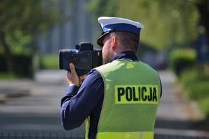 &quot;Policjant ruchu drogowego mierzy prędkość ręcznym miernikiem prędkości&quot;