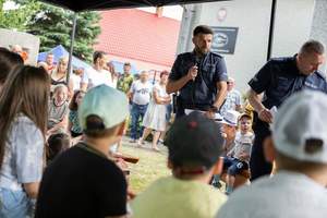 Policjanci KPP Proszowice w trakcie prowadzenia prelekcji