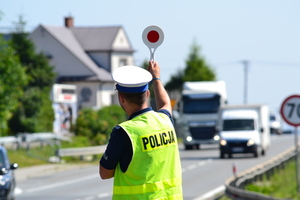 &quot;Policjant ruchu drogowego zatrzymuje pojazd do kontroli drogowej przy użyciu tarczy do zatrzymywania pojazdów&quot;