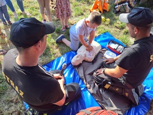 Spotkanie policjantów i strażaków na piknikach rodzinnych