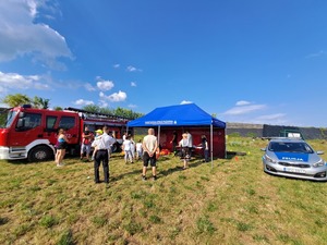 Spotkanie policjantów i strażaków na piknikach rodzinnych