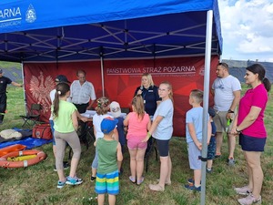 Spotkanie policjantów i strażaków na piknikach rodzinnych