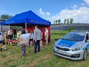 Spotkanie policjantów i strażaków na piknikach rodzinnych