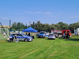 Piknik charytatywny dla 12-letniej Ani. Policjanci reprezentowali materiały profilaktyczne oraz sprzęt transportowy