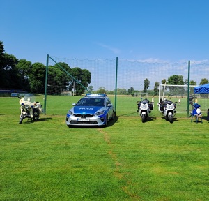 Piknik charytatywny dla 12-letniej Ani. Policjanci reprezentowali materiały profilaktyczne oraz sprzęt transportowy