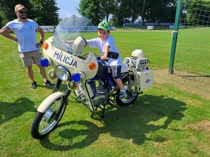 Piknik charytatywny dla 12-letniej Ani. Policjanci reprezentowali materiały profilaktyczne oraz sprzęt transportowy