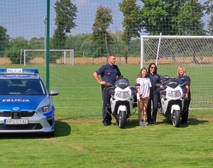 Piknik charytatywny dla 12-letniej Ani. Policjanci reprezentowali materiały profilaktyczne oraz sprzęt transportowy