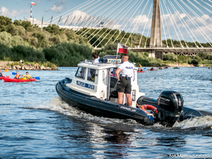 &quot;policyjni wodniacy na łodzi czuwają nad bezpieczeństwem kajakarzy&quot;