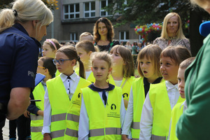 &quot;Policjantka ruchu drogowego rozmawia z dziećmi na temat bezpieczeństwa na drodze&quot;