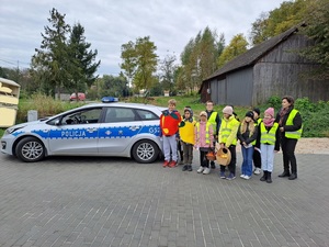 Akcja profilaktyczna &quot;Jabłko - Cytrynka&quot;. Uczniowie Szkoły Podstawowej w Mniszowie rozdawali jabłka i cytrynki dla kierujących stosujących się do przepisów ruchu drogowego oraz łamiących przepisy prawa.