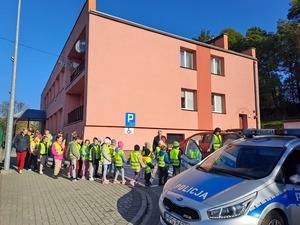 &quot;Odblaskowa szkoła&quot; przeprowadzane prelekcje przez policjantów, występy uczniów oraz wręczanie nagród.