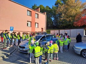 &quot;Odblaskowa szkoła&quot; przeprowadzane prelekcje przez policjantów, występy uczniów oraz wręczanie nagród.